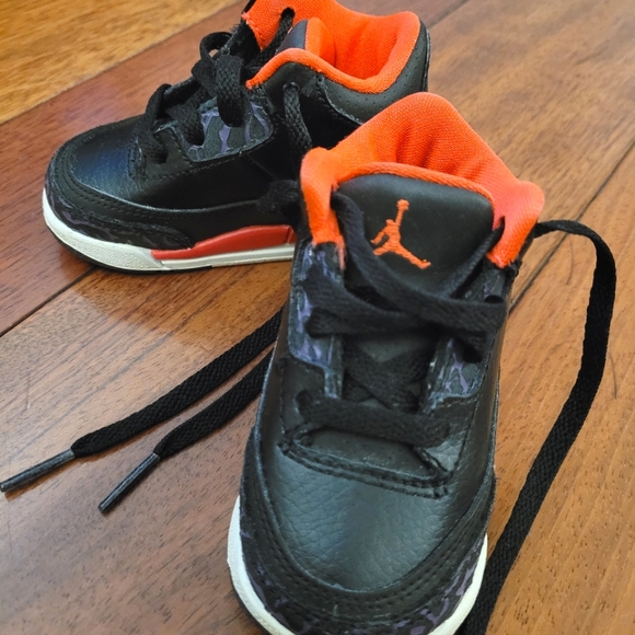 Jordan 3 toddler Retro Black and crimson hightops - Picture 4 of 10